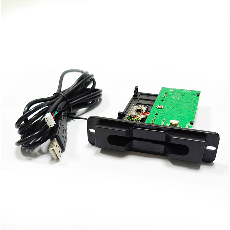 Melns malas pusi ievietošanas magnētisko karšu lasītājs